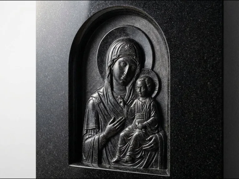 Барельеф на памятник — икона в арке в Волгограде