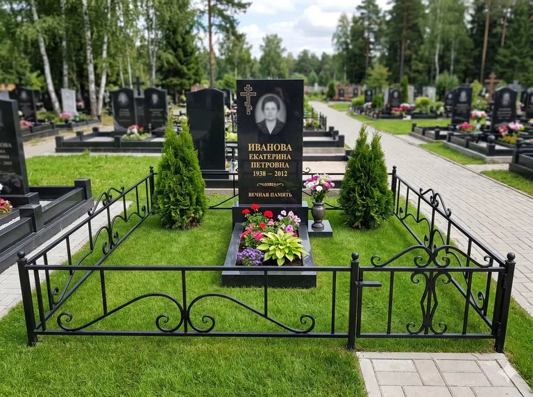 Зелёный газон на могильном участке в Волгограде