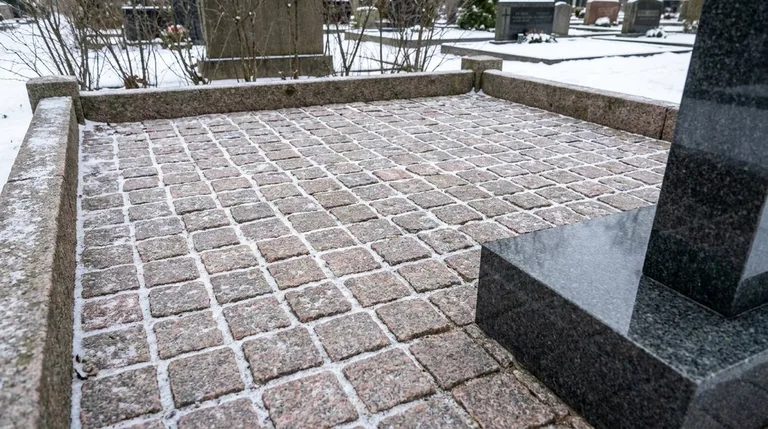 Мощение участка серой гранитной плиткой с цоколем, образец ПМ004 в Волгограде