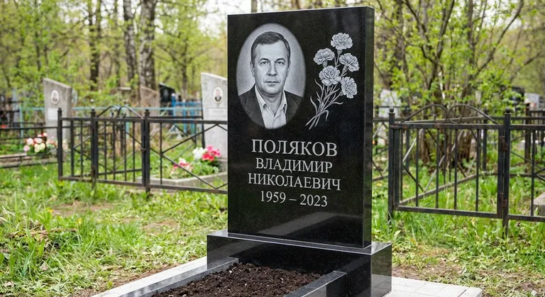 Памятник с гравировкой гвоздик — выполненная работа «Поляков» в Волгограде