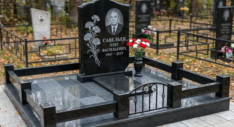Памятник с гравировкой гвоздик — выполненная работа «Савельев» в Волгограде