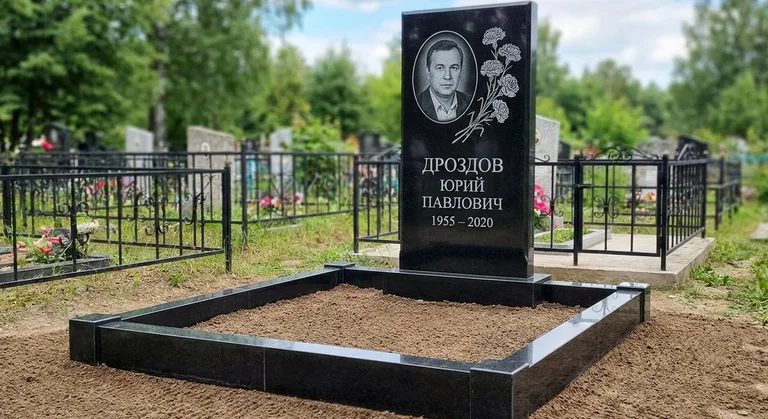Памятник с гравировкой гвоздик — выполненная работа «Дроздов» в Волгограде