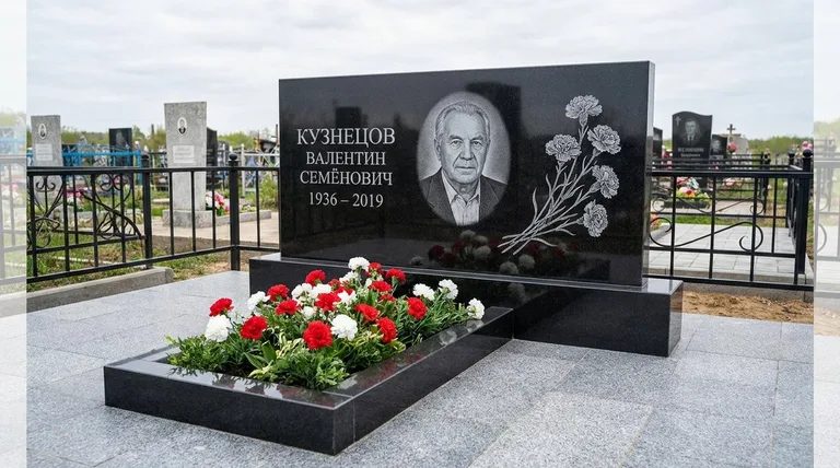 Памятник с гравировкой гвоздик — выполненная работа «Кузнецов» в Волгограде