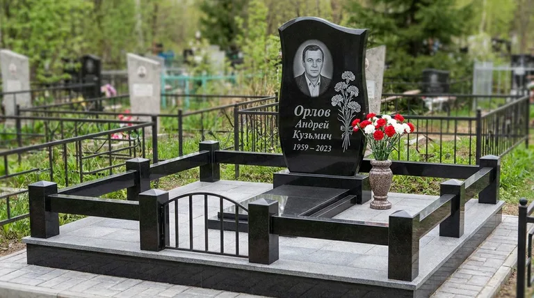 Памятник с гравировкой гвоздик — выполненная работа «Орлов» в Волгограде