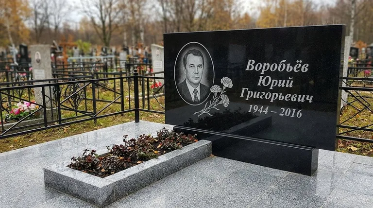 Памятник с гравировкой гвоздик — выполненная работа «Воробьёв» в Волгограде