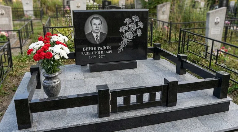 Памятник с гравировкой гвоздик — выполненная работа «Виноградов» в Волгограде