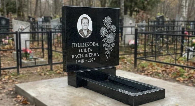 Памятник с гравировкой хризантем — выполненная работа «Полякова» в Волгограде