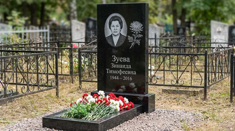 Памятник с гравировкой хризантем — выполненная работа «Зуева» в Волгограде