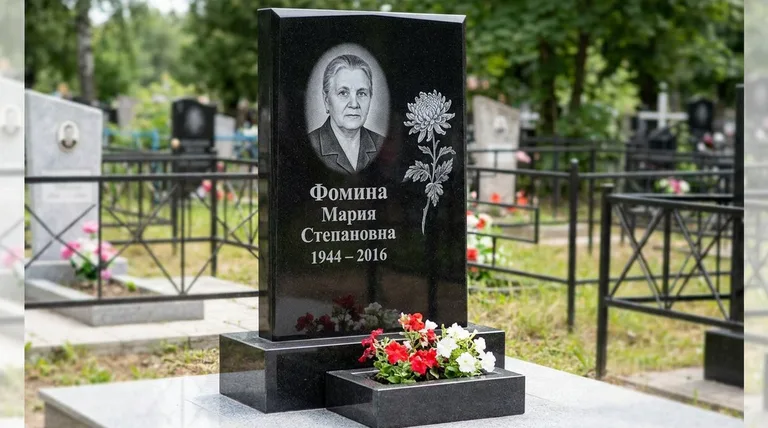 Памятник с гравировкой хризантем — выполненная работа «Фомина» в Волгограде