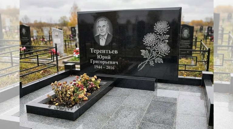 Памятник с гравировкой хризантем — выполненная работа «Терентьев» в Волгограде