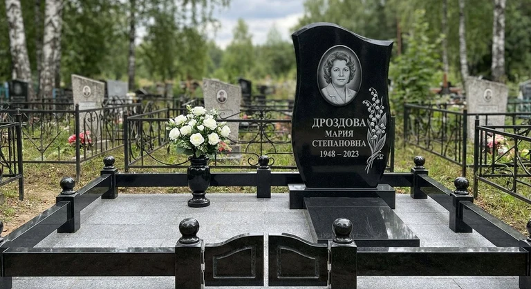 Гравировка ландышей на памятник в Волгограде — пример работы на граните