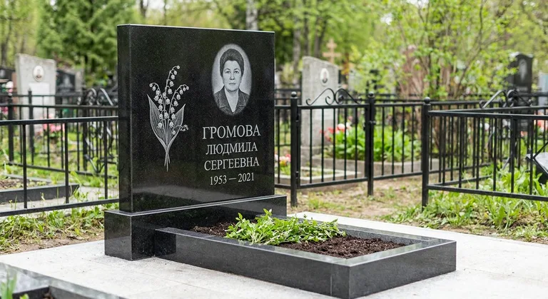 Памятник с гравировкой ландышей — выполненная работа «Громова» в Волгограде