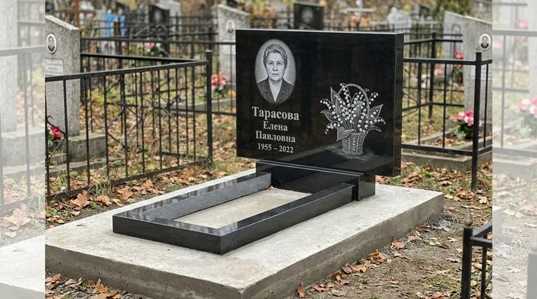 Памятник с гравировкой ландышей — выполненная работа «Тарасова» в Волгограде