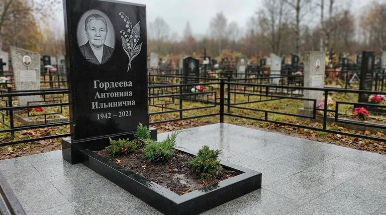 Памятник с гравировкой ландышей — выполненная работа «Гордеева» в Волгограде
