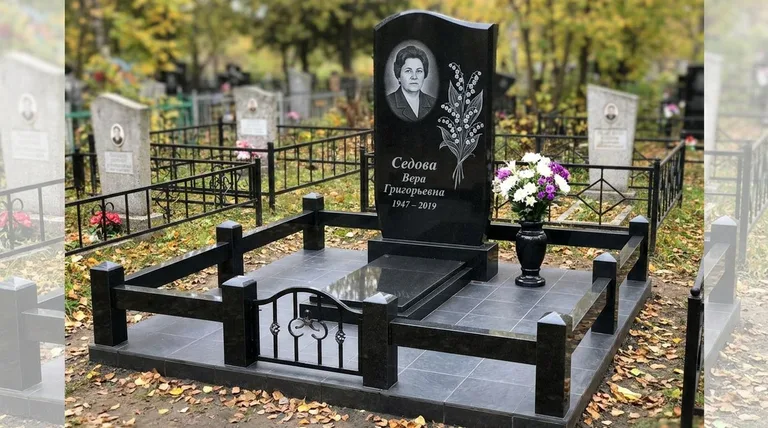 Памятник с гравировкой ландышей — выполненная работа «Седова» в Волгограде