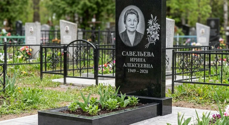Памятник с гравировкой лилий — выполненная работа «Савельева» в Волгограде