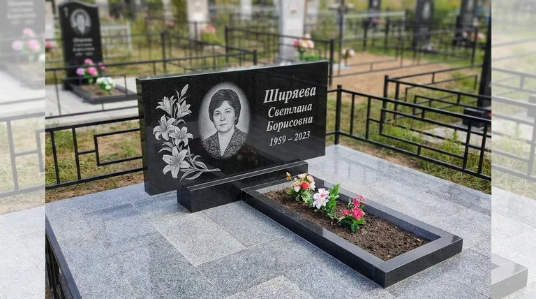 Памятник с гравировкой лилий — выполненная работа «Ширяева» в Волгограде
