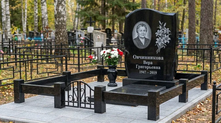 Памятник с гравировкой лилий — выполненная работа «Овчинникова» в Волгограде