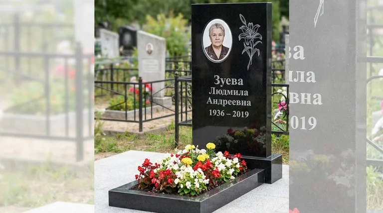 Памятник с гравировкой лилий — выполненная работа «Зуева» в Волгограде