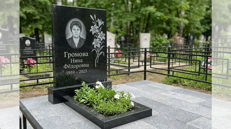 Памятник с гравировкой лилий — выполненная работа «Громова» в Волгограде