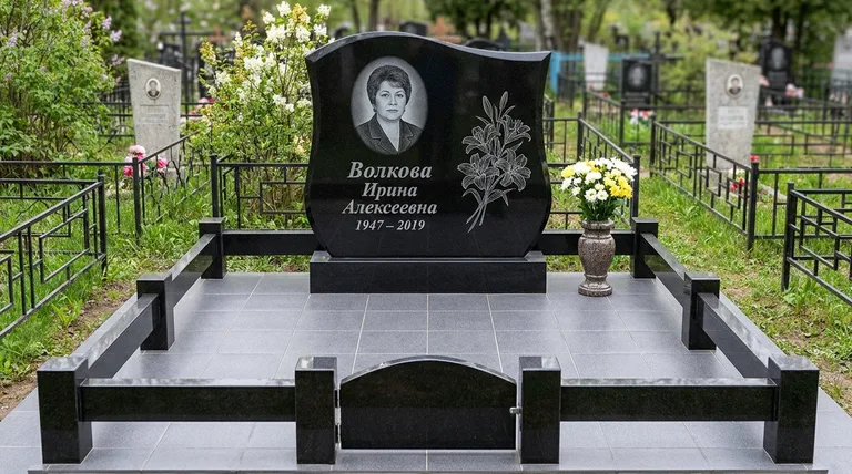 Памятник с гравировкой лилий — выполненная работа «Волкова» в Волгограде