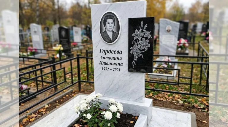 Памятник с гравировкой лилий — выполненная работа «Гордеева» в Волгограде