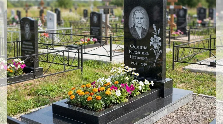 Памятник с гравировкой лилий — выполненная работа «Фомина» в Волгограде