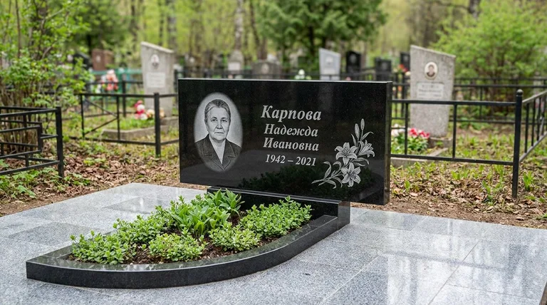Памятник с гравировкой лилий — выполненная работа «Карпова» в Волгограде
