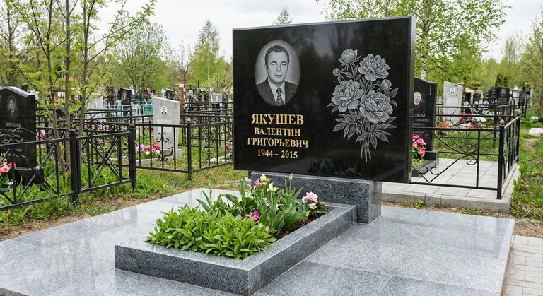 Памятник с гравировкой пионов — выполненная работа «Якушев» в Волгограде