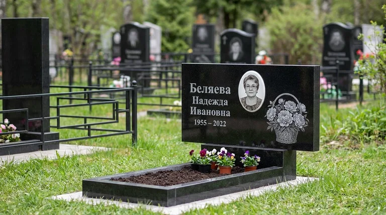 Памятник с гравировкой пионов — выполненная работа «Беляева» в Волгограде