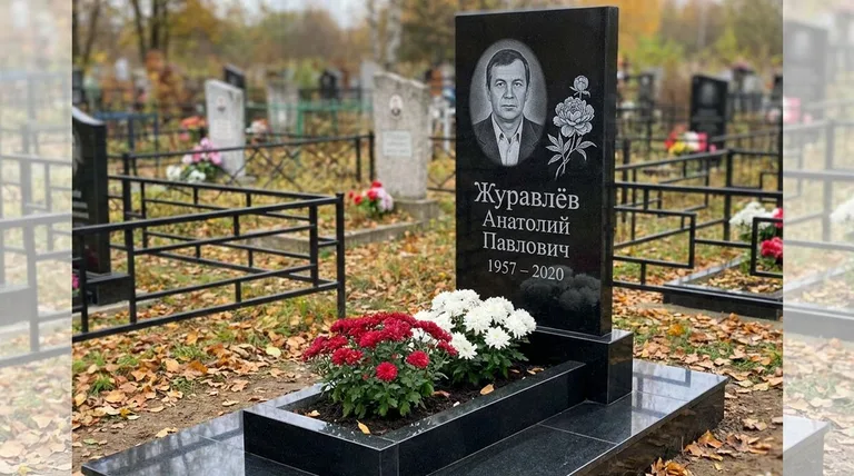 Памятник с гравировкой пионов — выполненная работа «Журавлёв» в Волгограде