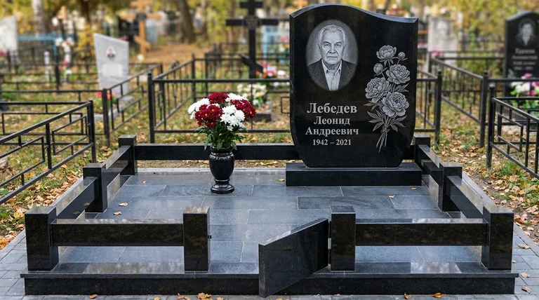 Памятник с гравировкой пионов — выполненная работа «Лебедев» в Волгограде
