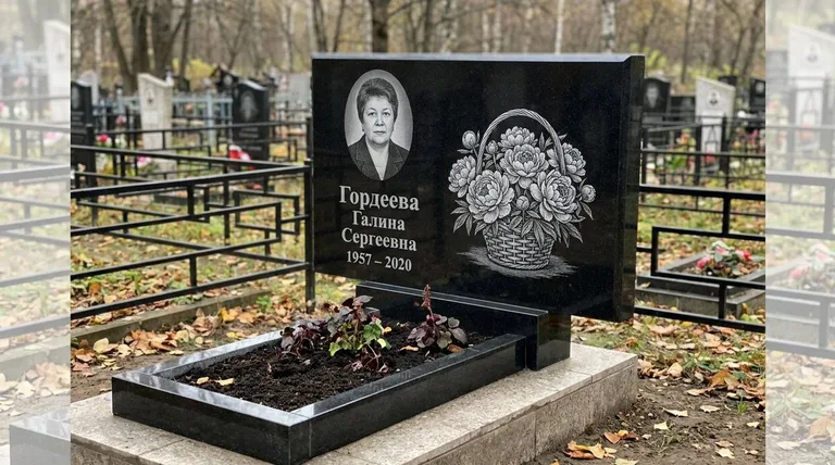 Памятник с гравировкой пионов — выполненная работа «Гордеева» в Волгограде