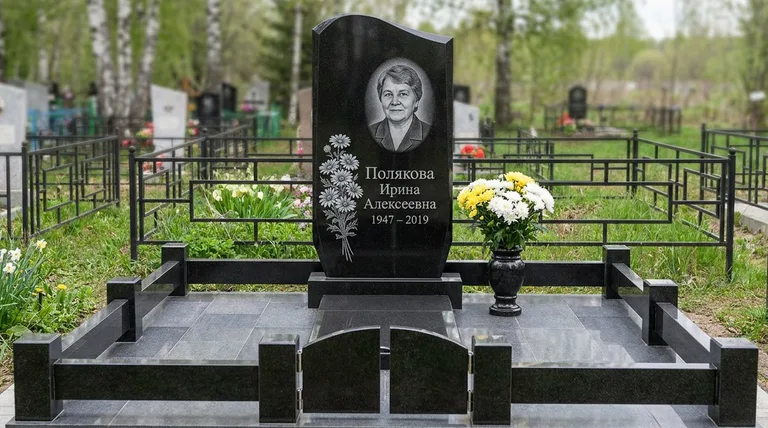 Памятник с гравировкой ромашек — выполненная работа «Полякова» в Волгограде