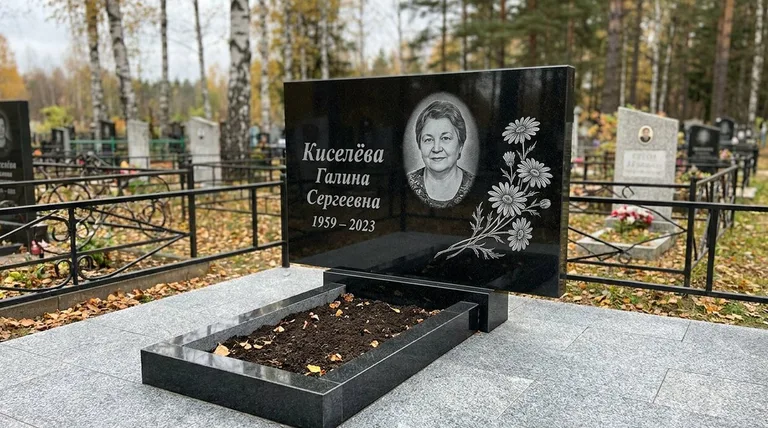 Памятник с гравировкой ромашек — выполненная работа «Киселёва» в Волгограде