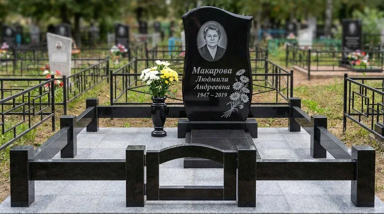 Памятник с гравировкой ромашек — выполненная работа «Макарова» в Волгограде
