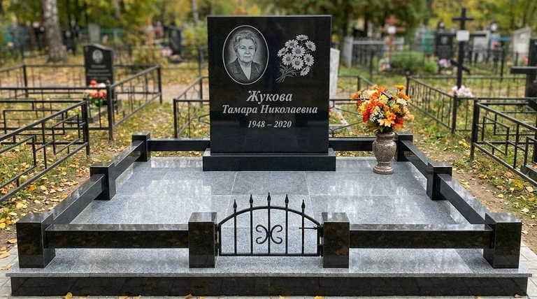 Памятник с гравировкой ромашек — выполненная работа «Жукова» в Волгограде