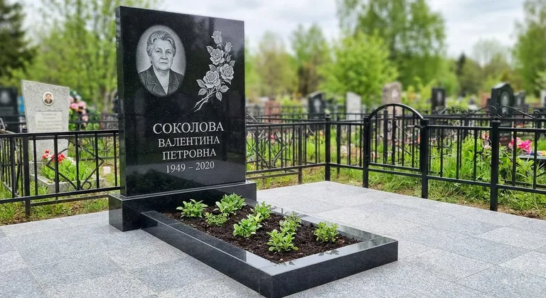 Памятник с гравировкой роз — выполненная работа «Соколова» в Волгограде