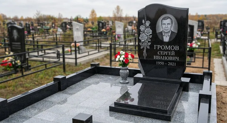 Памятник с гравировкой роз — выполненная работа «Громов» в Волгограде