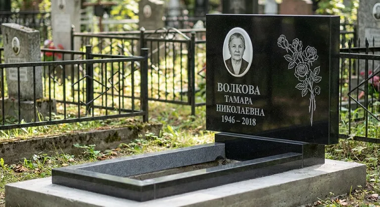 Памятник с гравировкой роз — выполненная работа «Волкова» в Волгограде