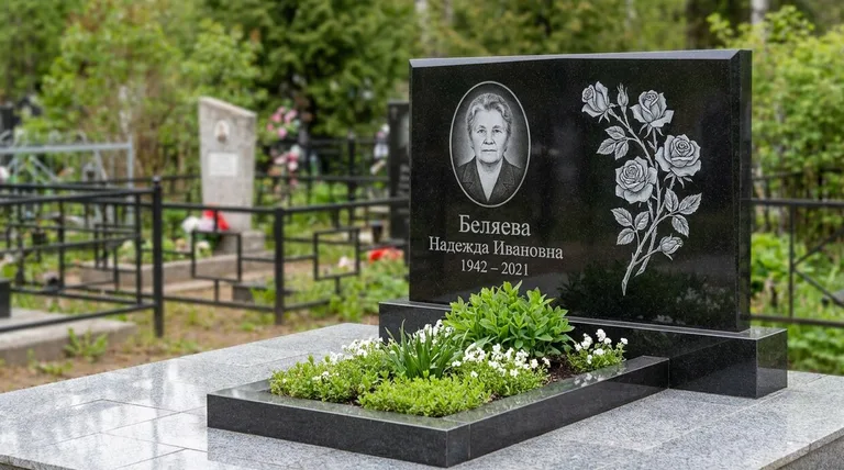 Памятник с гравировкой роз — выполненная работа «Беляева» в Волгограде