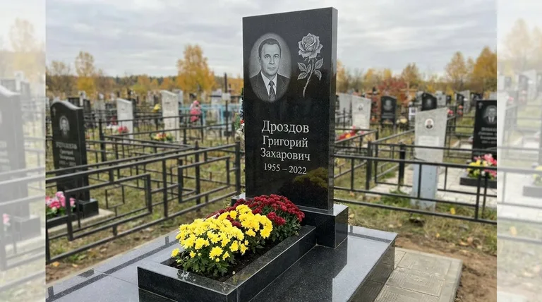 Памятник с гравировкой роз — выполненная работа «Дроздов» в Волгограде