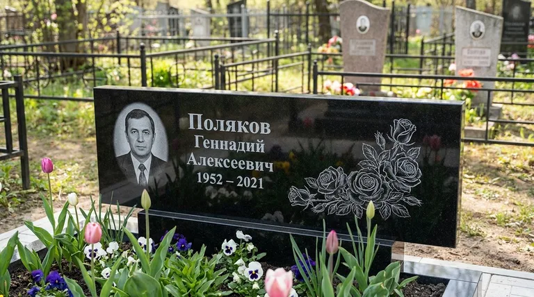 Памятник с гравировкой роз — выполненная работа «Поляков» в Волгограде