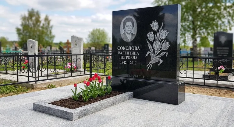 Памятник с гравировкой тюльпанов — выполненная работа «Соколова» в Волгограде
