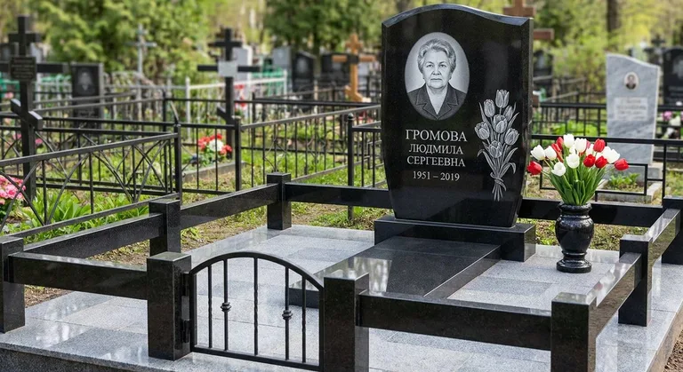 Памятник с гравировкой тюльпанов — выполненная работа «Громова» в Волгограде