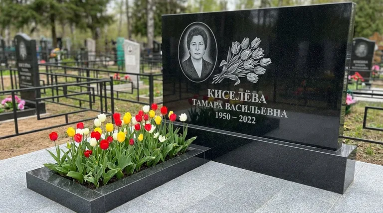 Памятник с гравировкой тюльпанов — выполненная работа «Киселёва» в Волгограде