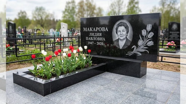 Памятник с гравировкой тюльпанов — выполненная работа «Макарова» в Волгограде