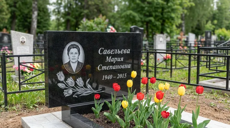 Памятник с гравировкой тюльпанов — выполненная работа «Савельева» в Волгограде