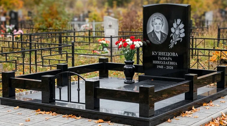 Памятник с гравировкой тюльпанов — выполненная работа «Кузнецова» в Волгограде