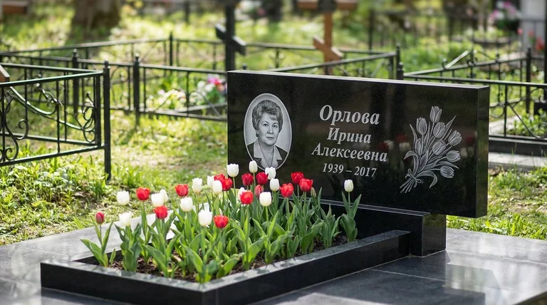 Памятник с гравировкой тюльпанов — выполненная работа «Орлова» в Волгограде